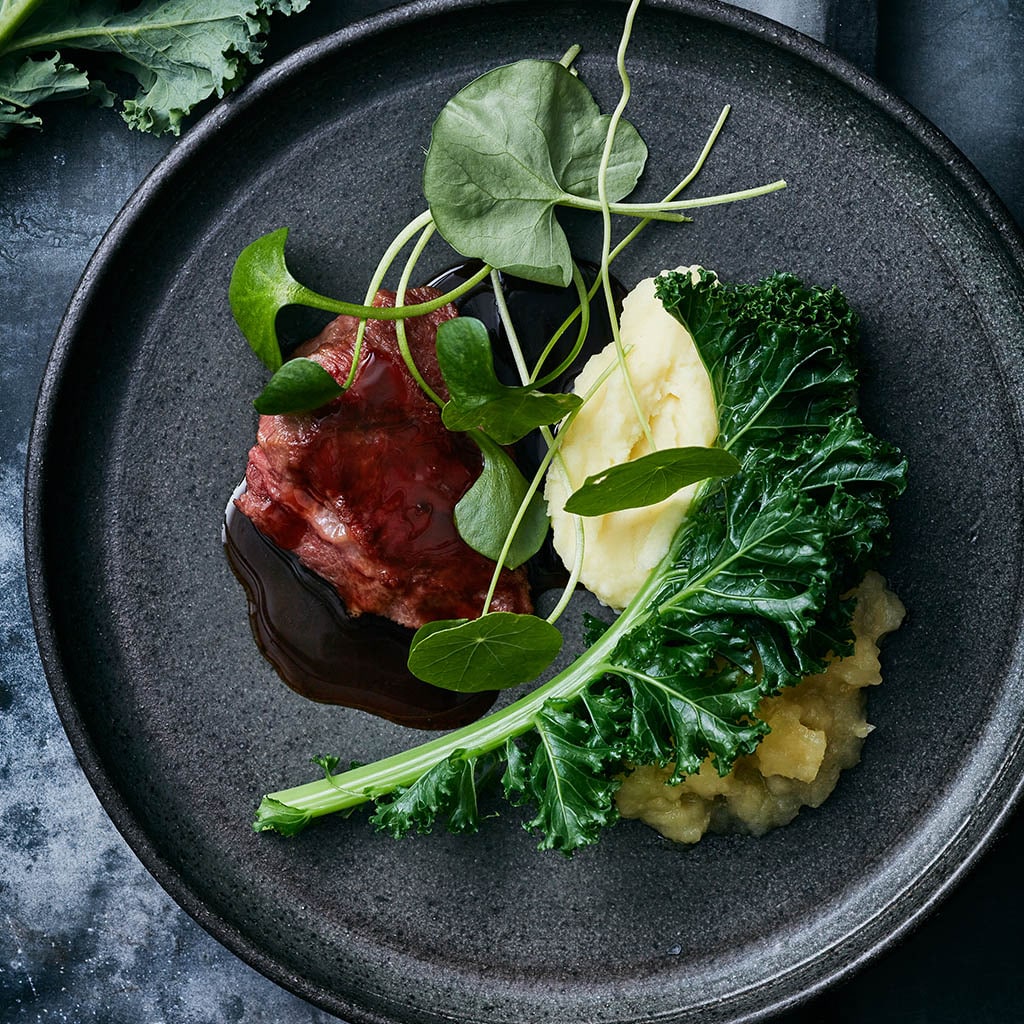 Runderwang met boerenkool en appelcompote